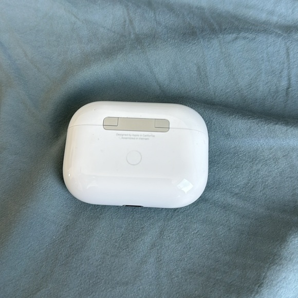 Apple airpods pro, never used more than 2 times - Picture 2 of 4